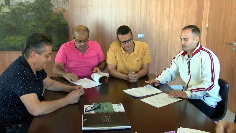 Imagen de la firma del contrato (Foto TA)