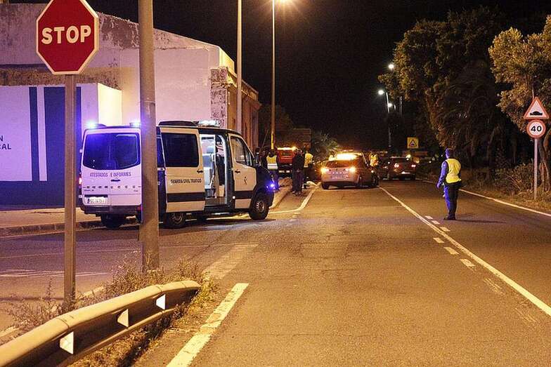 Agentes de la Guardia Civil escoltando el cadáver del compañero (Foto Domingo Martín)