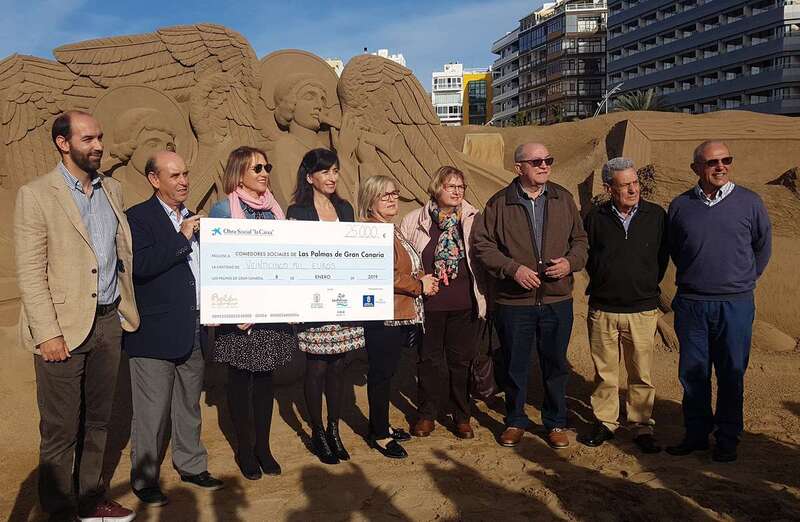 Entrega del cheque solidario con la recaudación del Belén de Arena a varias ONG (Foto Acfi Press)