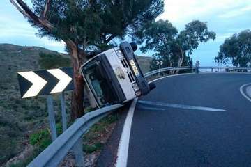 Espectacular vuelco de un vehículo en la carretera de Telde a San Mateo (Foto C7)