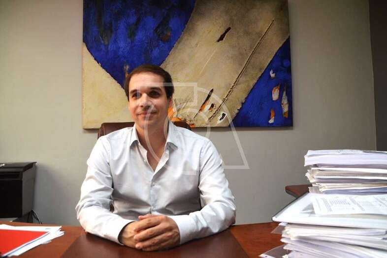 Daniel Reyes, en su despacho de abogados (Foto TA)