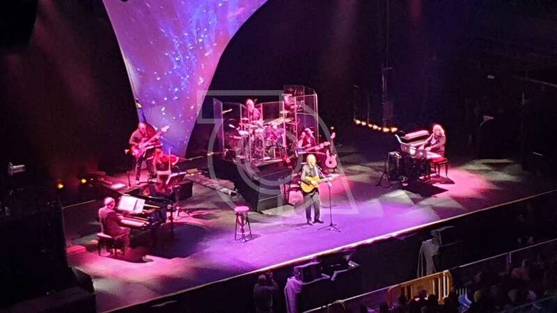 Momento de la actuación de Joan Manuel Serrat, anoche en el Gran Canaria Arena (Foto TA)