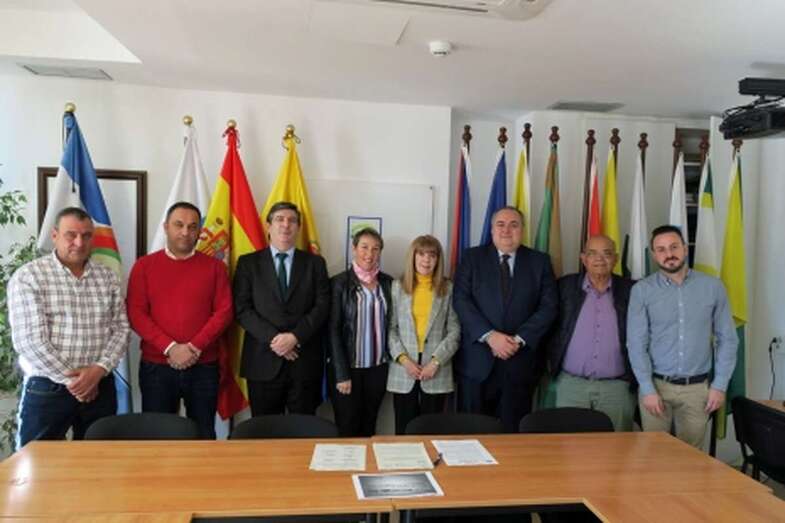 Momento de la firma del convenio (Foto TA)