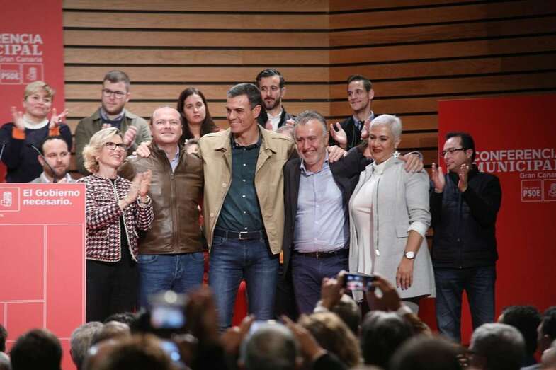 Pedro Sánchez, junto a los dirigentes socialistas de Canarias (Foto TA)