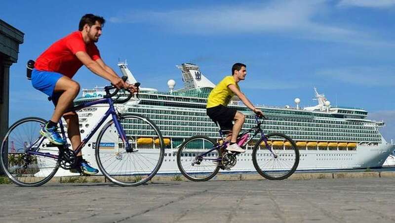 Ciclistas en la avenida marítima de la capital grancanaria (Foto TA)
