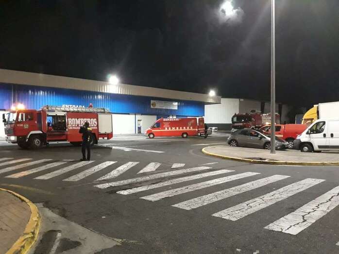 Bomberos actuando en Mercalaspalmas (Foto TA)
