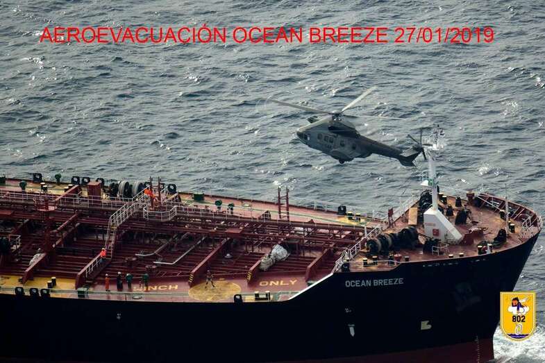 Operación de rescate del tripulante enfermo (Foto TA)