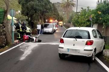 Un motorista grave al salir despedido tras chocar contra un turismo en la carretera de Los Hoyos (Foto PLLPGC)