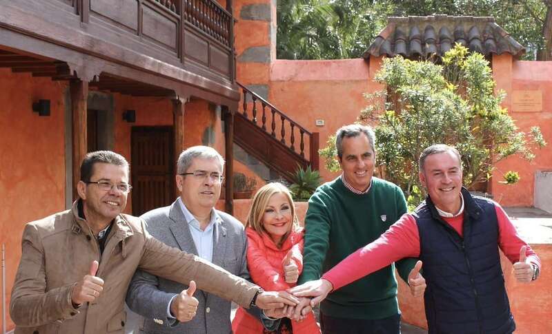 Australia Navarro y Marco Aurelio Pérez, este jueves con los candidatos (Foto TA)