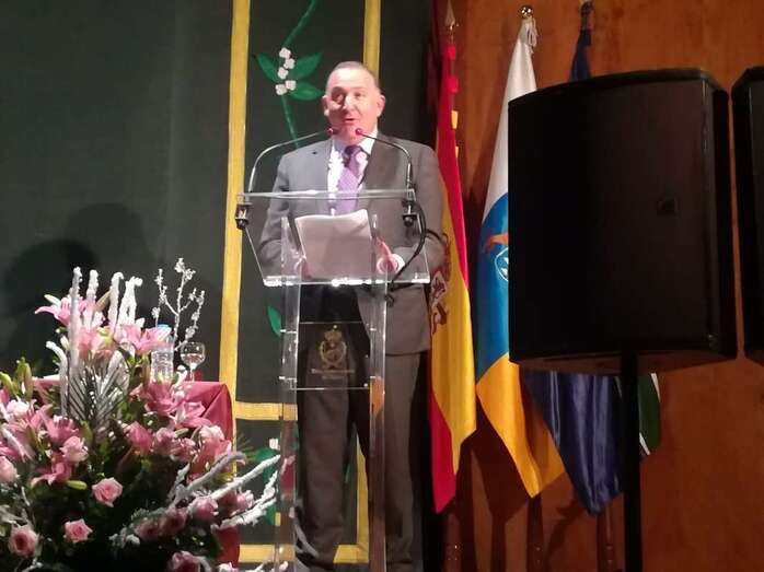 Evaristo Quintana se dirige a los asistentes al acto tras recibir el premio (Foto TA)