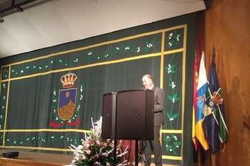 El periodista Evaristo Quintana recibe el Almendro de Plata de las Fiestas de Tejeda (Foto TA)