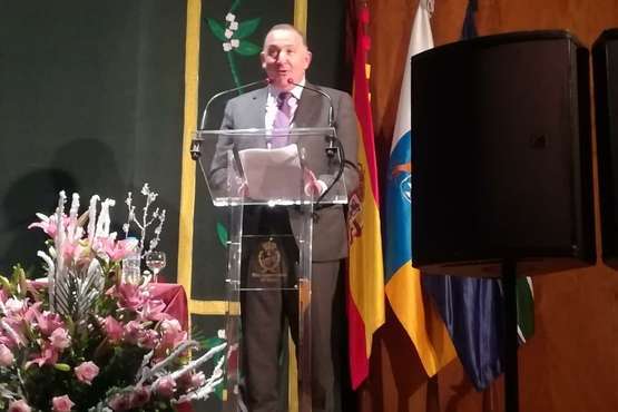 El periodista Evaristo Quintana recibe el Almendro de Plata de las Fiestas de Tejeda (Foto TA)