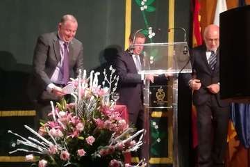 El periodista Evaristo Quintana recibe el Almendro de Plata de las Fiestas de Tejeda (Foto TA)