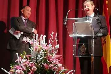 El periodista Evaristo Quintana recibe el Almendro de Plata de las Fiestas de Tejeda (Foto TA)