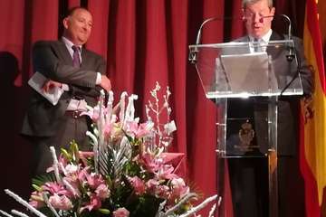 El periodista Evaristo Quintana recibe el Almendro de Plata de las Fiestas de Tejeda (Foto TA)