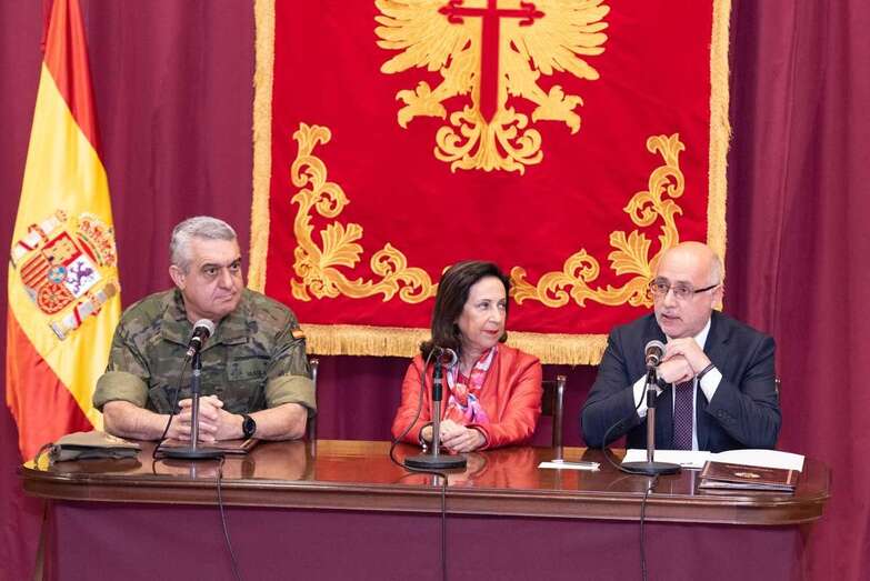 El presidente Antonio Morales, junto a la ministra Margarita Robles y al JEME Javier Varela (Foto TA)