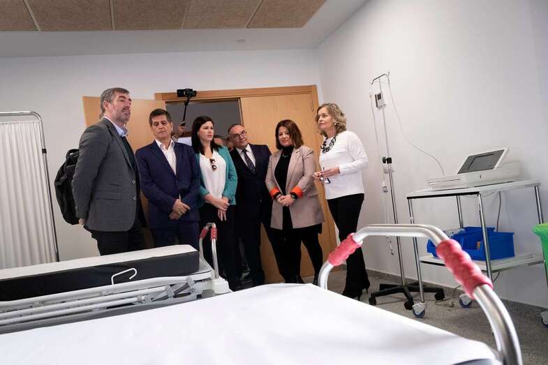 El presidente canario, Fernando Clavijo, visitó este lunes el centro de salud (Foto TA)