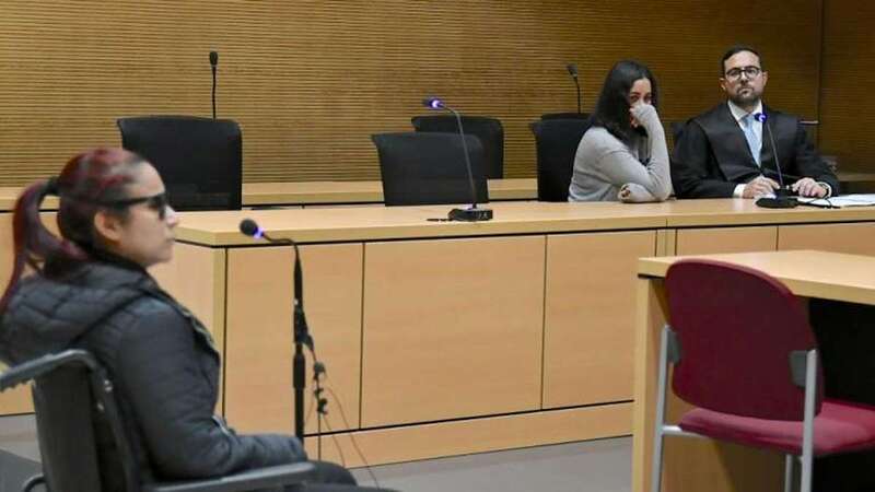 Al fondo, la presunta autora de las puñaladas mientras declara la víctima (Foto Canarias7)