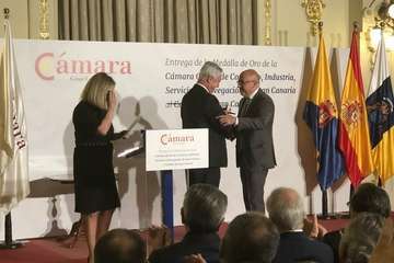 Morales recoge la Medalla de Oro de la Cámara por el servicio del Cabildo a la economía de la Isla (Foto TA)