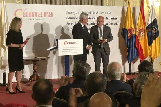 Morales recoge la Medalla de Oro de la Cámara por el servicio del Cabildo a la economía de la Isla (Foto TA)