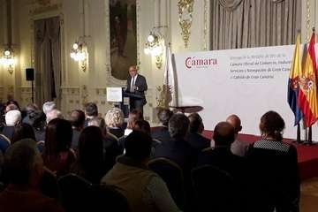 Morales recoge la Medalla de Oro de la Cámara por el servicio del Cabildo a la economía de la Isla (Foto TA)