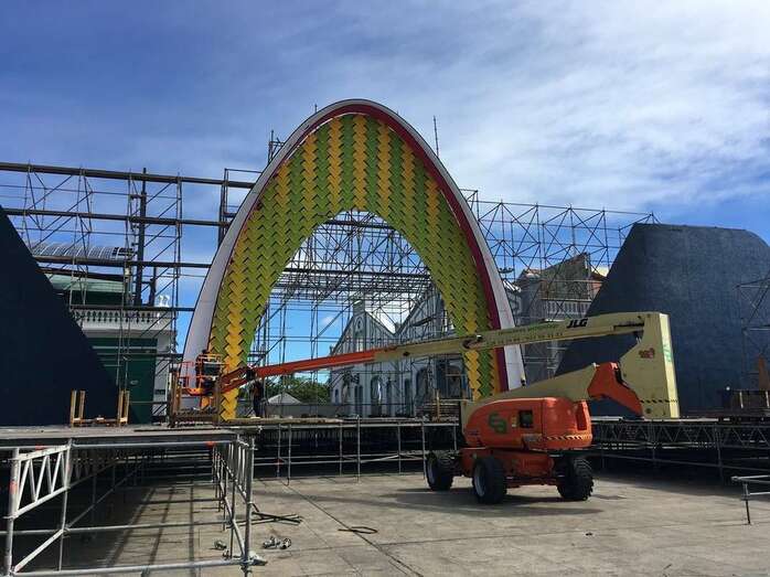 El montaje del escenario ya ha comenzado en el parque de Santa Catalina (Foto TA)