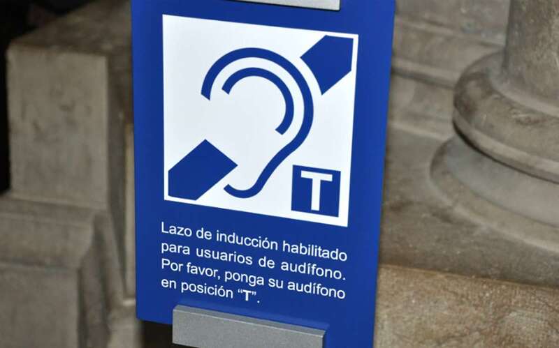 El bucle magnético recoge la voz, audio o sonido y lo envía directamente a los audífonos o implantes (Foto TA)