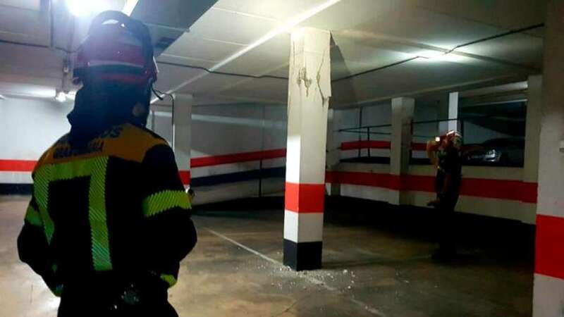 Imagen de un bombero supervisando las grietas (Foto Canarias7)