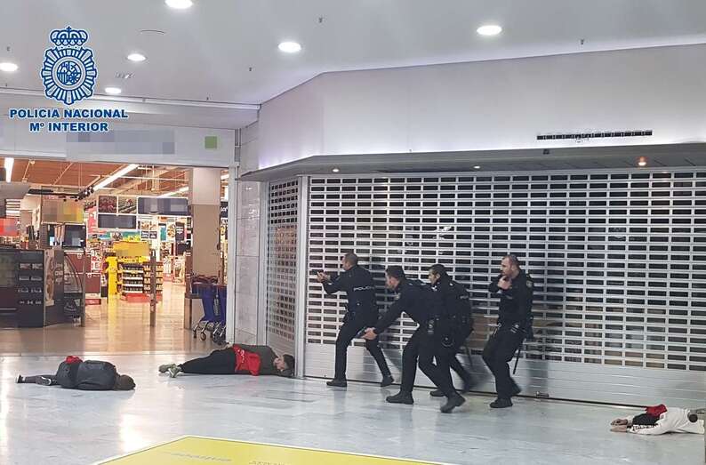 El ejercicio simulaba un ataque terrorista en un hipermercado (Foto TA)