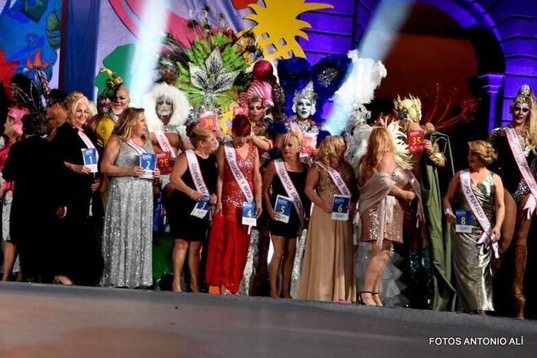 Anoche tuvo lugar en la plaza de Santa Ana la presentación de aspirantes a los cuatro tronos del Carnaval capitalino (Foto Antonio Alí)