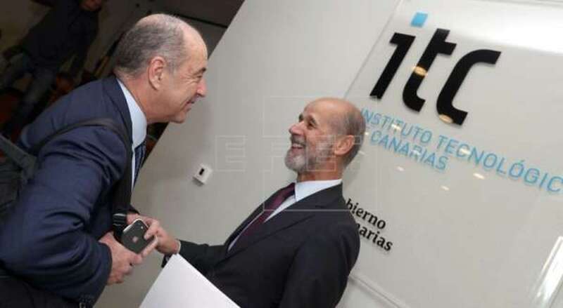 El consejero de Economía del Gobierno de Canarias, Pedro Ortega (i), y el secretario de Estado de Energía, José Domínguez Abascal (d) (Foto Efe)