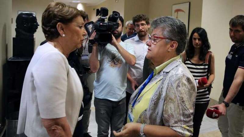La exministra de Fomento Magdalena Álvarez (i), tras su comparecencia con la presidenta de la Asociación de Afectados, Pilar Vera (Efe)