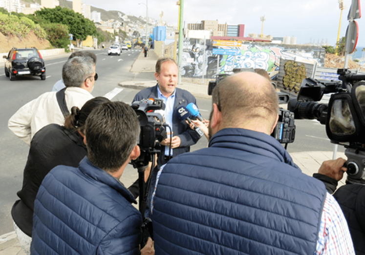 El concejal José Eduardo Ramírez, este lunes de visita por las obras de la Metroguagua (Foto TA)