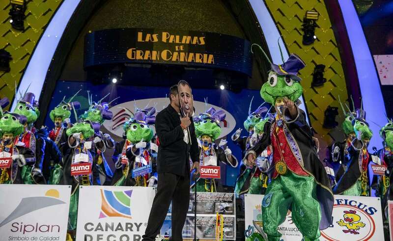 Actuación de una murga anoche en la primera fase del concurso (Foto TA)