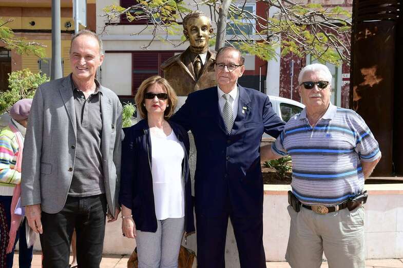 Momento del acto de inauguración del busto de Eduardo Suárez (Foto TA)