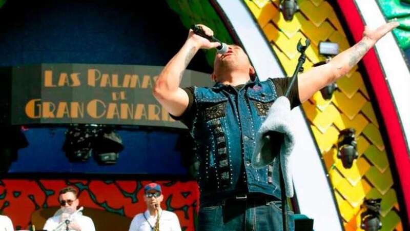 Manny Manuel, antes de que se suspendiera la actuación en el escenario del carnaval el domingo (Foto EFE)