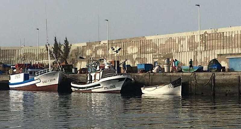 La patera en el muelle de Arguineguín (Foto Maspalomas Ahora)