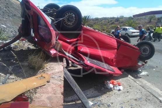 Un vehículo se precipita por una ladera en Mercalaspalmas (Foto TA)