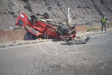 Un vehículo se precipita por una ladera en Mercalaspalmas (Foto TA)
