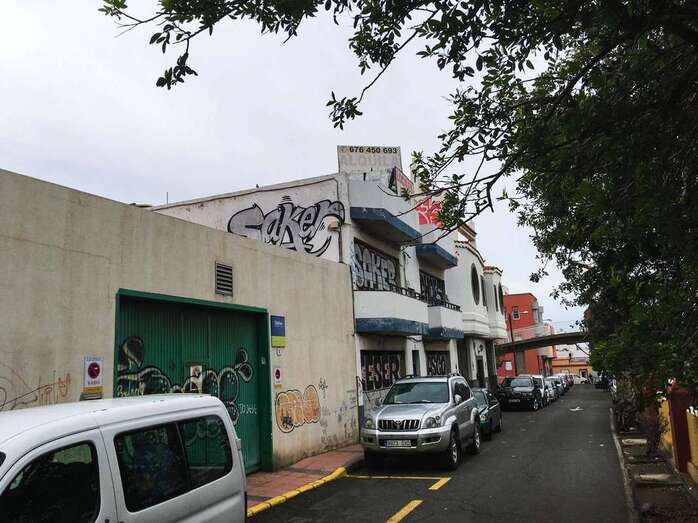 Imagen de uno de los grafitis existentes al paso de la GC-1 por Telde, en la zona de Casas Nuevas (Foto TA)