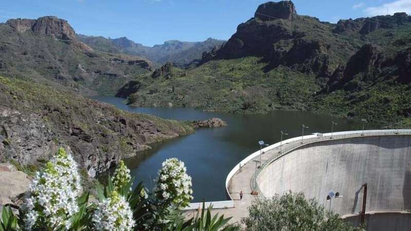 La central garantizará el suministro de energía gracias a la caída del agua desde Chira a Soria (Foto Canarias7)