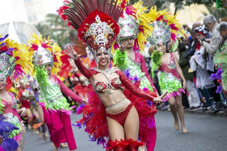 Grupo de comparsas en la gran cabalgata del Carnaval capitalino (Foto TA)