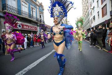 Unas 200.000 personas disfrutaron de la Gran Cabalgata del Carnaval de Una noche en Río (Foto TA)