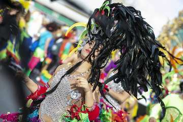 Unas 200.000 personas disfrutaron de la Gran Cabalgata del Carnaval de Una noche en Río (Foto TA)