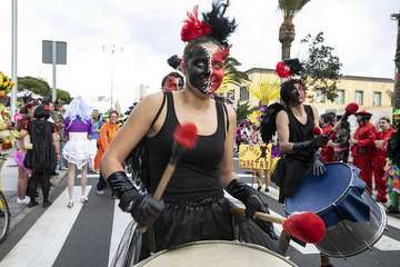 Unas 200.000 personas disfrutaron de la Gran Cabalgata del Carnaval de Una noche en Río (Foto TA)