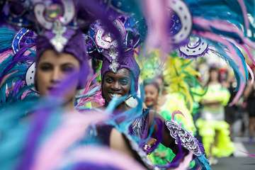Unas 200.000 personas disfrutaron de la Gran Cabalgata del Carnaval de Una noche en Río (Foto TA)