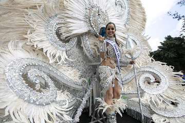 Unas 200.000 personas disfrutaron de la Gran Cabalgata del Carnaval de Una noche en Río (Foto TA)
