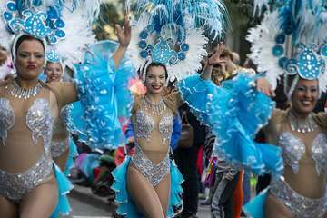 Unas 200.000 personas disfrutaron de la Gran Cabalgata del Carnaval de Una noche en Río (Foto TA)