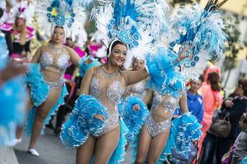 Unas 200.000 personas disfrutaron de la Gran Cabalgata del Carnaval de Una noche en Río (Foto TA)