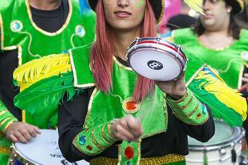 Unas 200.000 personas disfrutaron de la Gran Cabalgata del Carnaval de Una noche en Río (Foto TA)
